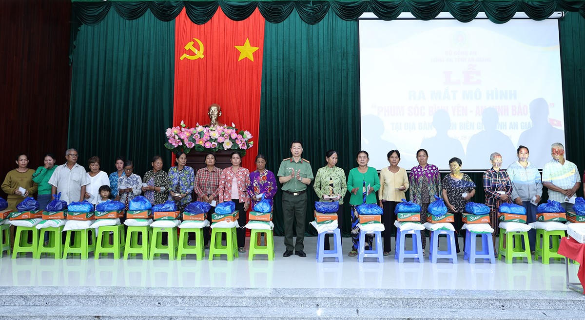 Đại tá Đào Hải Đăng, Phó Giám đốc Công an tỉnh trao quà cho người dân. Ảnh: Tiến Tầm