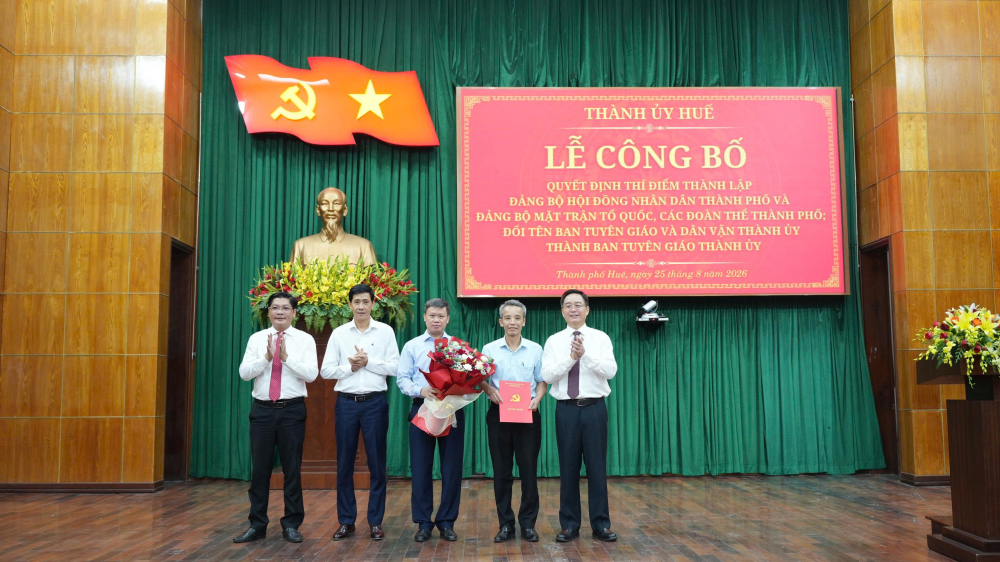 Trao quyết định đổi tên Ban Tuyên giáo và Dân vận Thành ủy thành Ban Tuyên giáo Thành ủy.( Ảnh: N.Minh).