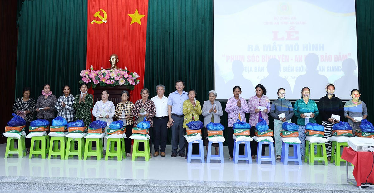 Các đại biểu trao quà cho người dân. Ảnh: Tiến Tầm