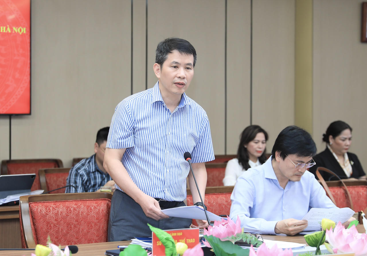 Giám đốc Sở Văn hóa, Thể thao và Du lịch Hà Nội Phạm Tuấn Long báo cáo tại buổi làm việc.