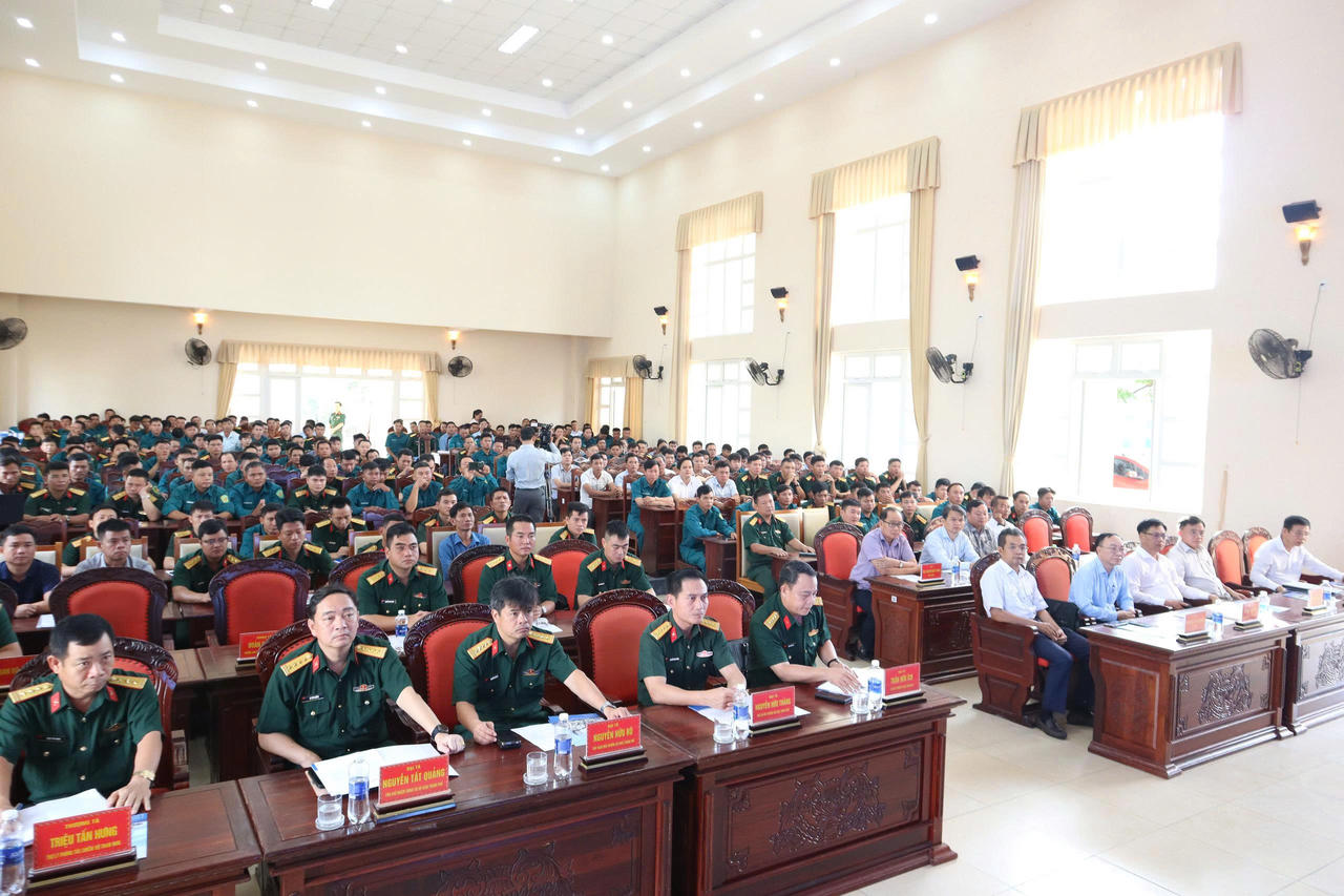 Học viên tham gia khóa đào tạo là cán bộ, chiến sĩ, dân quân tự vệ và các lực lượng nòng cốt tại những khu vực thường xuyên xảy ra ngập lụt, có nguy cơ bị chia cắt, cô lập