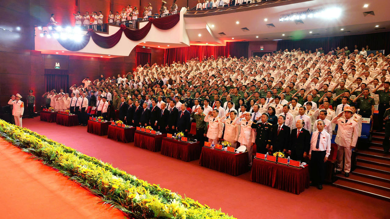 C&aacute;c đại biểu tham dự Lễ đ&oacute;n nhận danh hiệu 'Anh h&ugrave;ng Lực lượng vũ trang nh&acirc;n d&acirc;n' (ảnh V&acirc;n Anh)