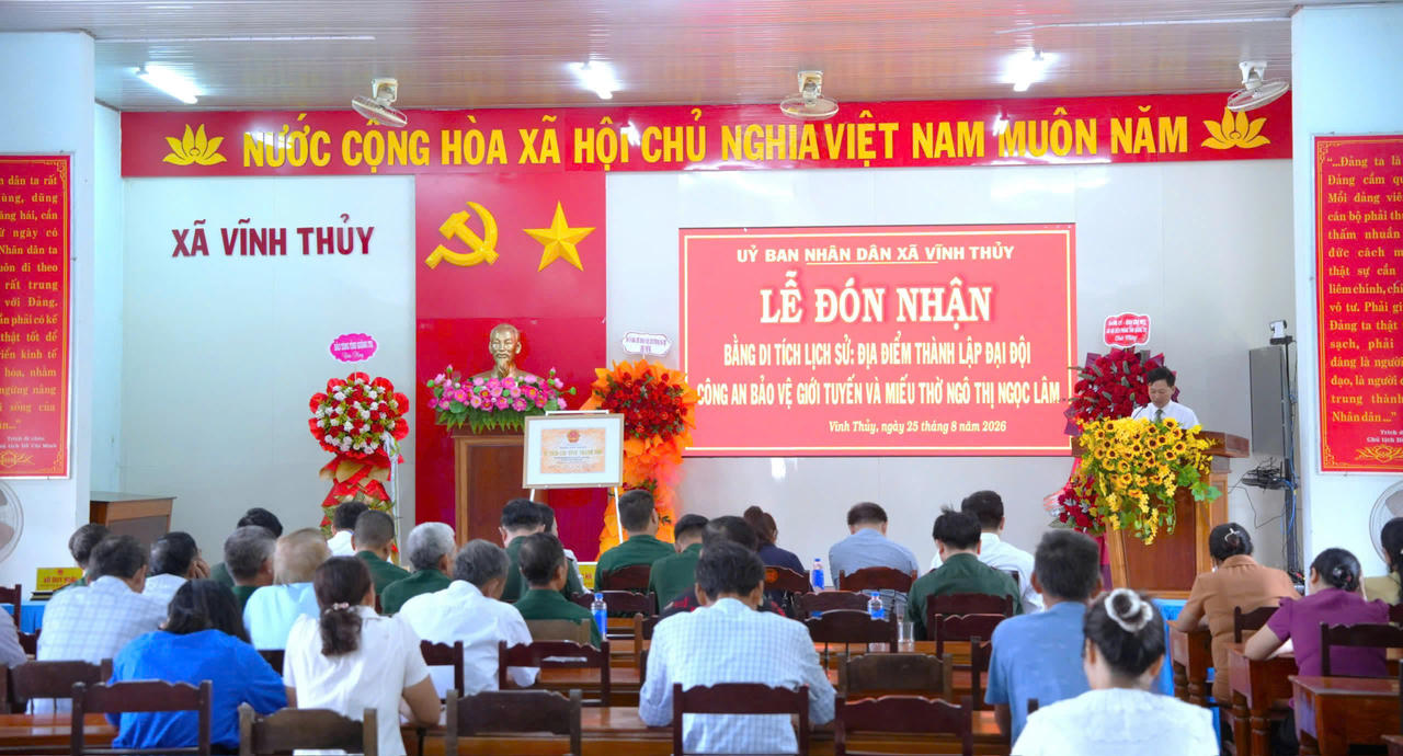 Toàn cảnh Lễ đón nhận Bằng xếp hạng di tích lịch sử cấp tỉnh đối với “Địa điểm thành lập Đại đội Công an bảo vệ giới tuyến và Miếu thờ Ngô Thị Ngọc Lâm”. (Ảnh: Đình Tiến)