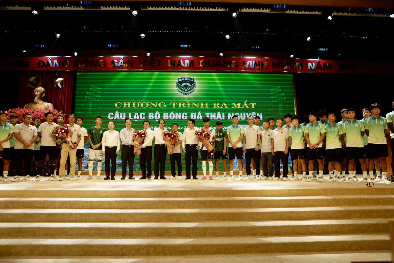 Lãnh đạo tỉnh tặng hoa chúc mừng FC Thái Nguyên