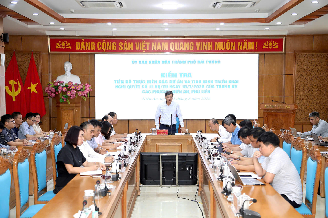 Phó Chủ tịch Thường trực UBND TP Hải Phòng Lê Anh Quân nghe báo cáo tình hình triển khai Nghị quyết số 11-NQ/TU. (Ảnh: Nguyên An)