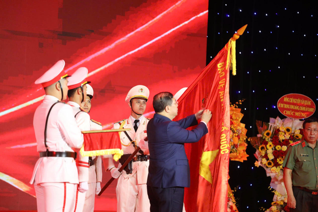 Ph&oacute; Thủ tướng Thường trực Ch&iacute;nh phủ Phạm Gia T&uacute;c trao danh hiệu Anh h&ugrave;ng Lực lượng vũ trang nh&acirc;n d&acirc;n tặng C&ocirc;ng an TP Đ&agrave; Nẵng (ảnh V&acirc;n Anh)