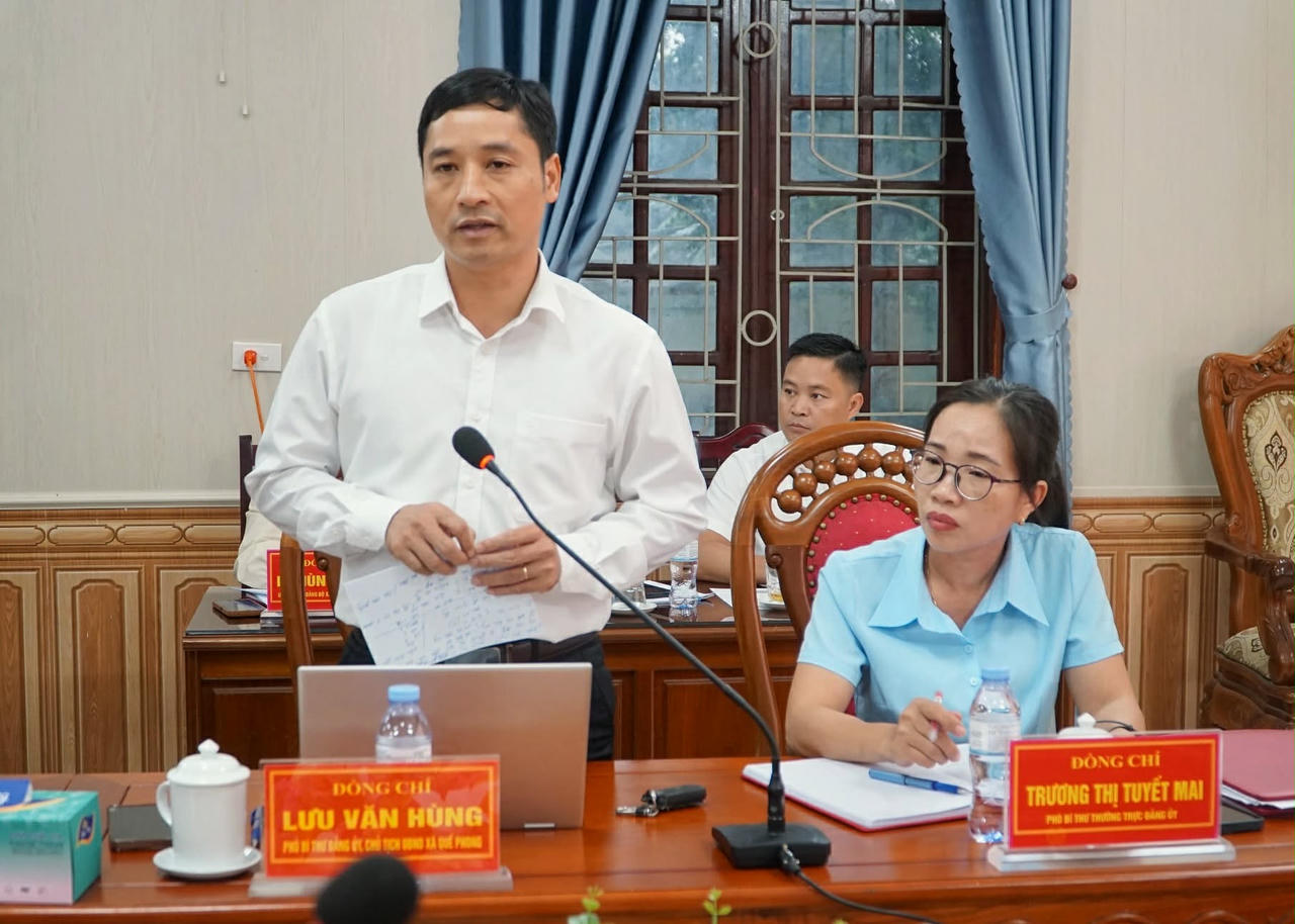 Ông Lưu Văn Hùng – Chủ tịch UBND xã Quế Phong trao đổi về một số vấn đề được các nhà báo đề cập. Ảnh: Tuyết Lan