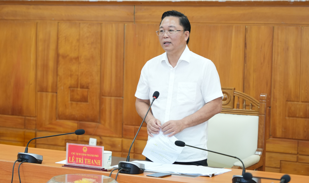 Chủ tịch UBND thành phố Lê Trí Thanh yêu cầu tập trung nguồn lực đầu tư công cho các công trình trọng tâm, có hiệu quả và sức lan tỏa cao. (Ảnh: UBND TP Huế)