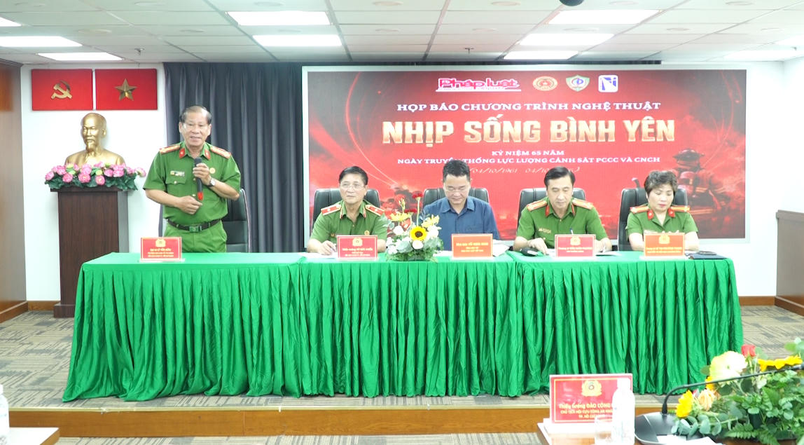 Ban tổ chức trả lời các câu hỏi của báo chí xoay quanh nội dung chương trình. (Ảnh Hồng Nhân)