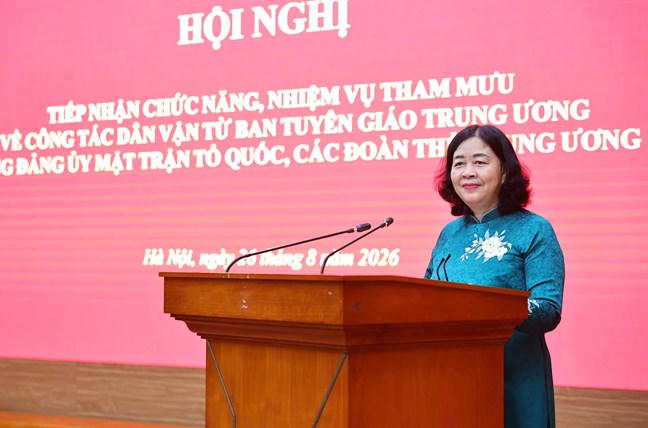 Đồng chí Bùi Thị Minh Hoài - Ủy viên Bộ Chính trị, Bí thư TƯ Đảng, Bí thư Đảng ủy MTTQ, các đoàn thể TƯ, Chủ tịch Ủy ban Trung ương MTTQ Việt Nam phát biểu tại Hội nghị. Ảnh: Minh Đức