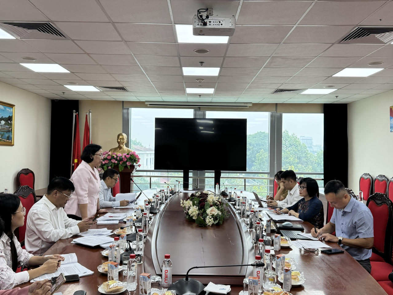 Các đại biểu tại cuộc họp.