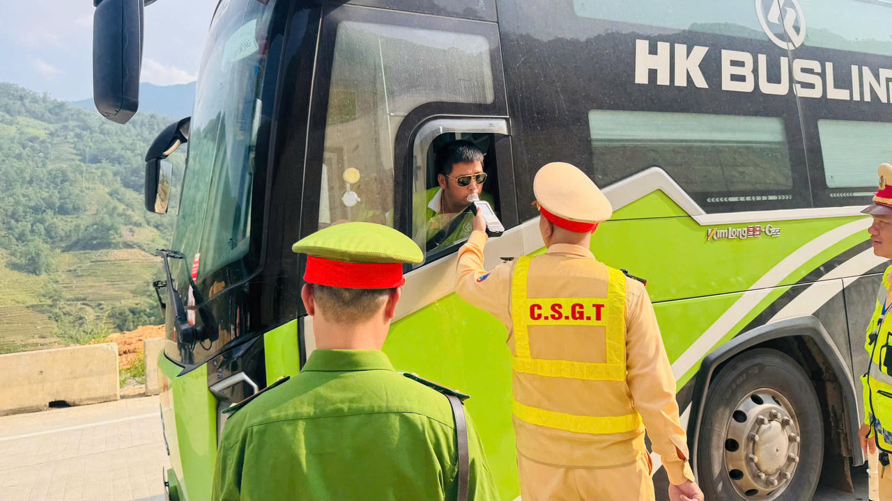 Lào Cai ra quân tổng kiểm soát, xử lý xe kinh doanh vận tải