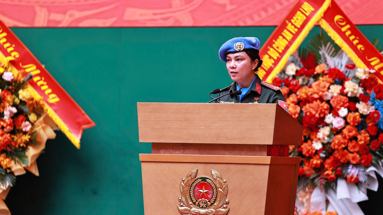 Trung tá Đoàn Thị Thanh Nga - Văn phòng Thường trực Bộ Công an về Gìn giữ hòa bình Liên hợp quốc phát biểu tại buổi lễ (Ảnh: LL GGHB cung cấp)