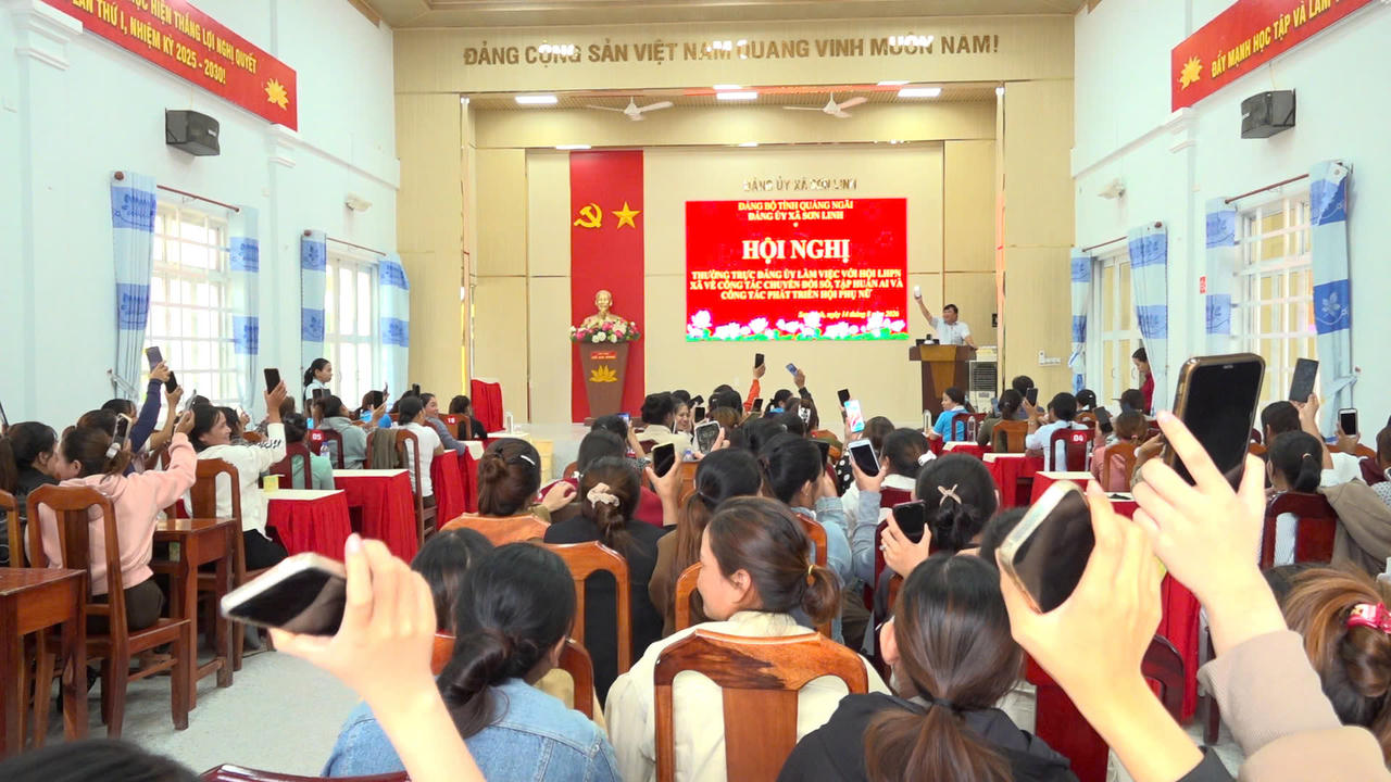 Quảng Ngãi xác định tiếp tục đầu tư hạ tầng số, nâng cao chất lượng nguồn nhân lực, hoàn thiện các hệ thống thông tin dùng chung và đưa công nghệ đến gần người dân hơn (ảnh Vân Anh)