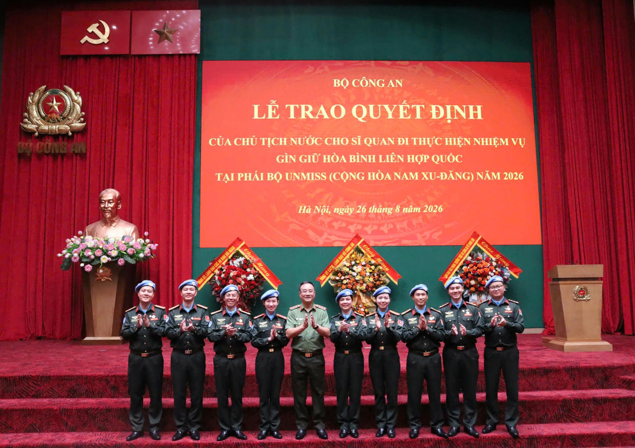 Thứ trưởng Phạm Thế Tùng cùng 9 sĩ quan đi thực hiện nhiệm vụ (Ảnh: LL GGHB cung cấp)
