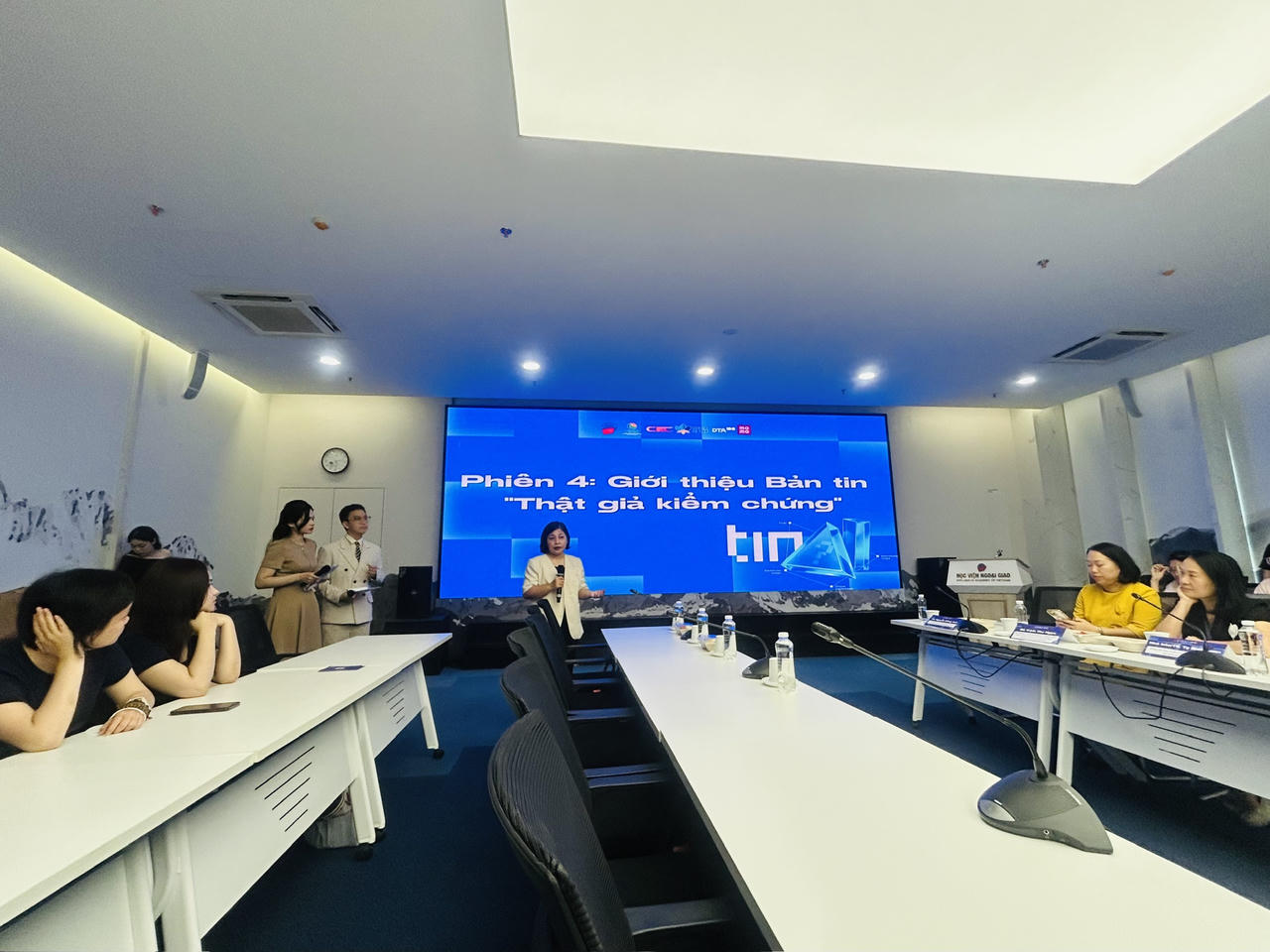 Các chuyên gia chia sẻ về kỹ năng nhận diện tin giả, đánh giá nguồn tin và kiểm chứng thông tin. (Ảnh: PV)