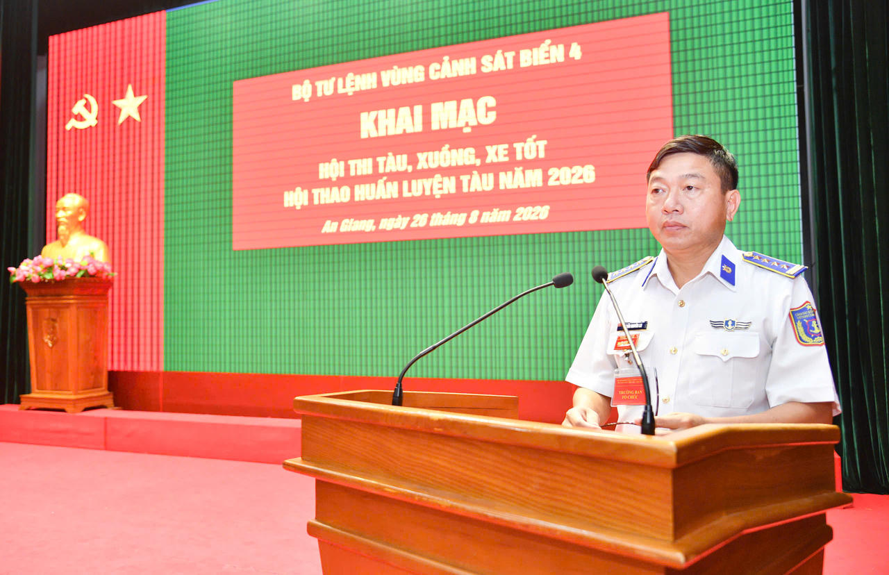 Đại tá Trần Nguyên Lai - Phó Tư lệnh, Tham mưu trưởng, Trưởng ban tổ chức Hội thi-Hội thao Bộ Tư lệnh Vùng Cảnh sát biển 4 chủ trì khai mạc. Ảnh: Đức Thái