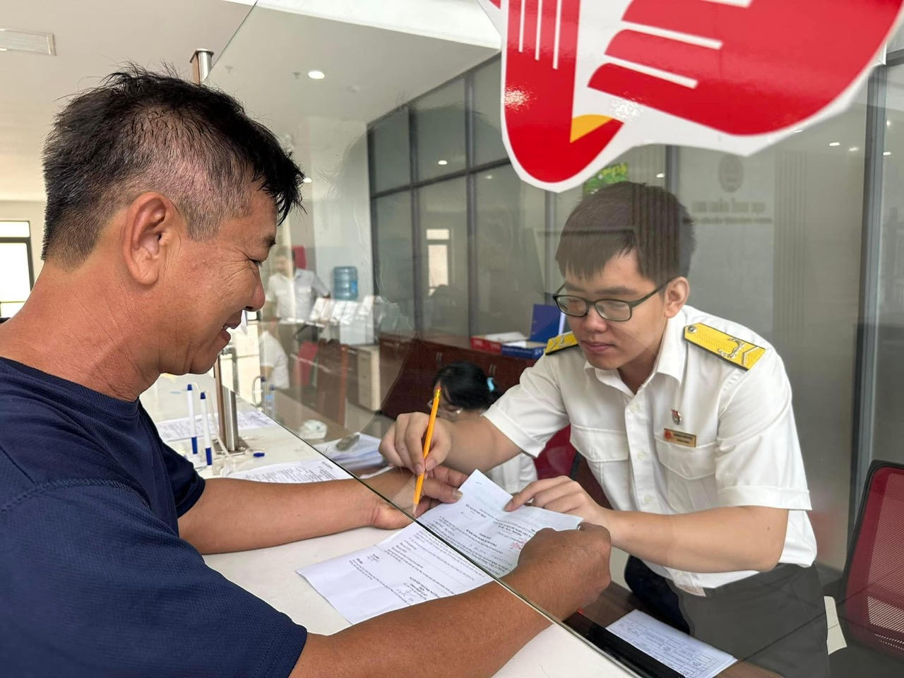 Cán bộ Thuế TP Đồng Nai hướng dẫn người nộp thuế thực hiện thủ tục liên quan đến mã số thuế. Ảnh: Tiến Dũng