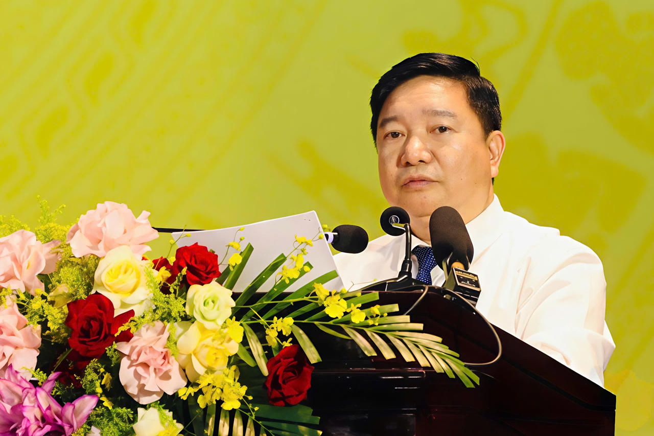 Ông Nguyễn Tiến Dũng – Giám đốc Sở GD và ĐT tỉnh Ninh Bình báo cáo tại hội nghị (ảnh: Đức Lam)