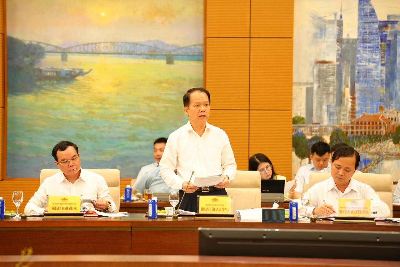 Bộ trưởng Bộ Tư pháp Hoàng Thanh Tùng trình bày báo cáo.
