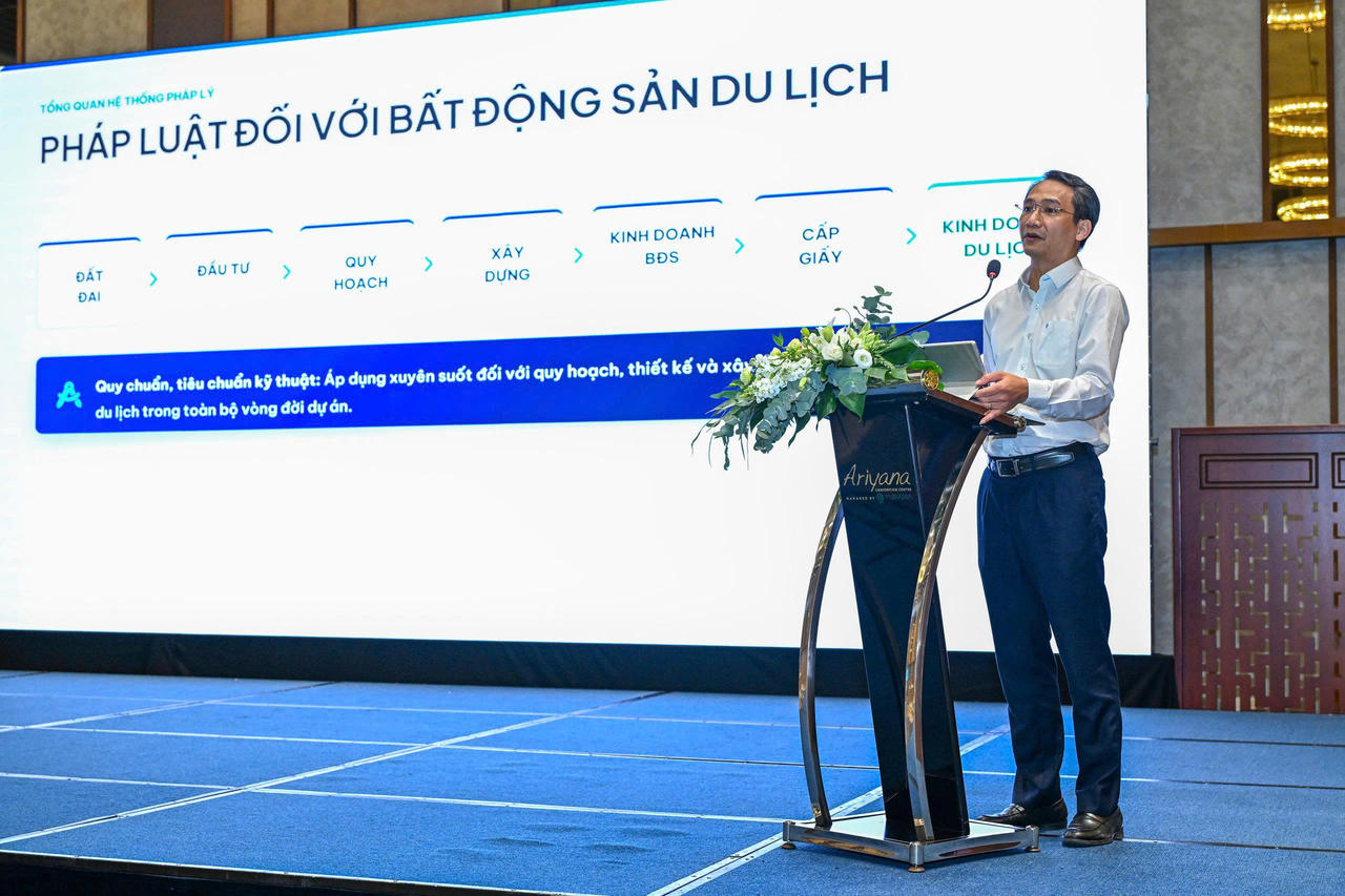 Ông Vương Duy Dũng - Phó Cục trưởng Cục Quản lý nhà và thị trường bất động sản (Bộ Xây dựng) phát biểu tại diễn đàn (ảnh Vân Anh)