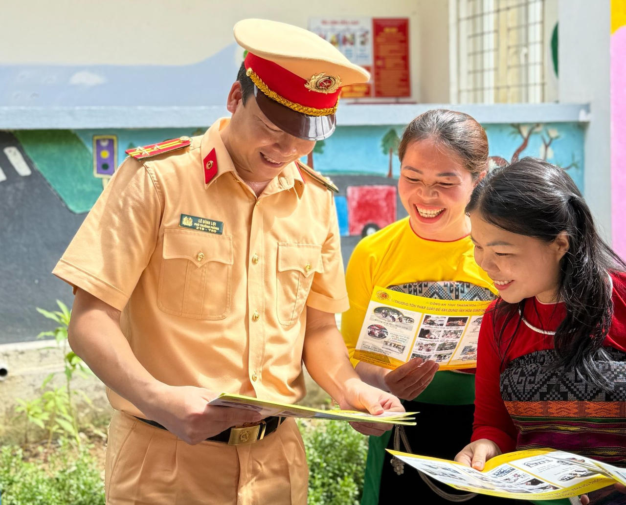 Cán bộ CSGT Công an tỉnh Thanh Hóa trực tiếp hướng dẫn người dân các quy định về an toàn giao thông (Ảnh: Trần Thọ).