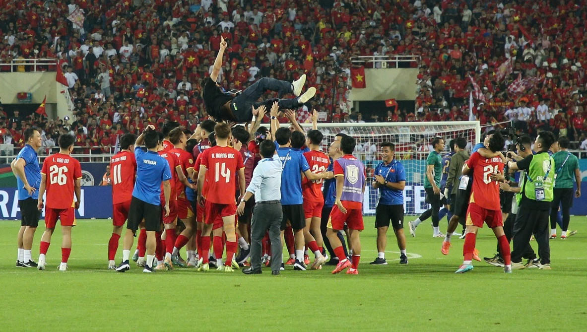 Thầy trò HLV Kim Sang-sik "ăn mừng" khi bảo vệ thành công chức vô địch ASEAN Cup. (Ảnh: SN)
