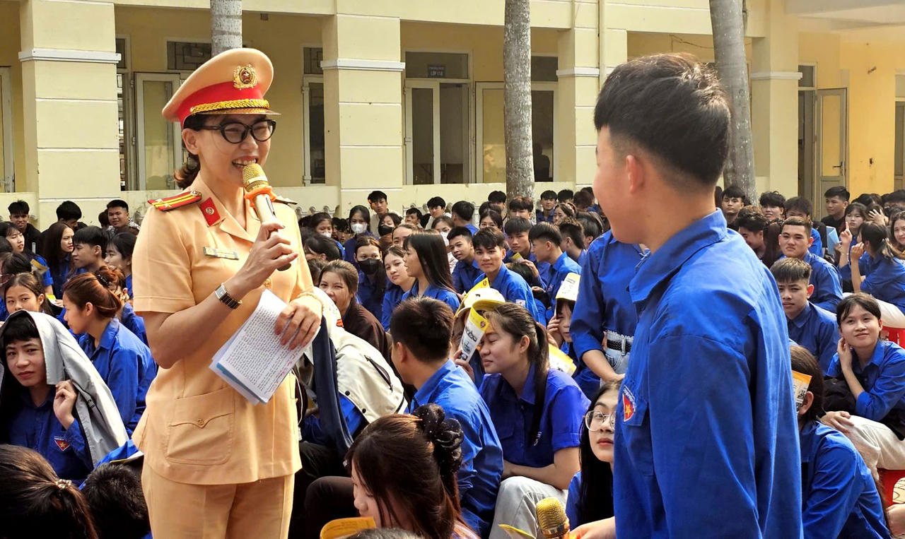 Học sinh, thanh thiếu niên vùng cao được trang bị kiến thức, kỹ năng tham gia giao thông an toàn từ sớm (Ảnh: Trần Thọ).