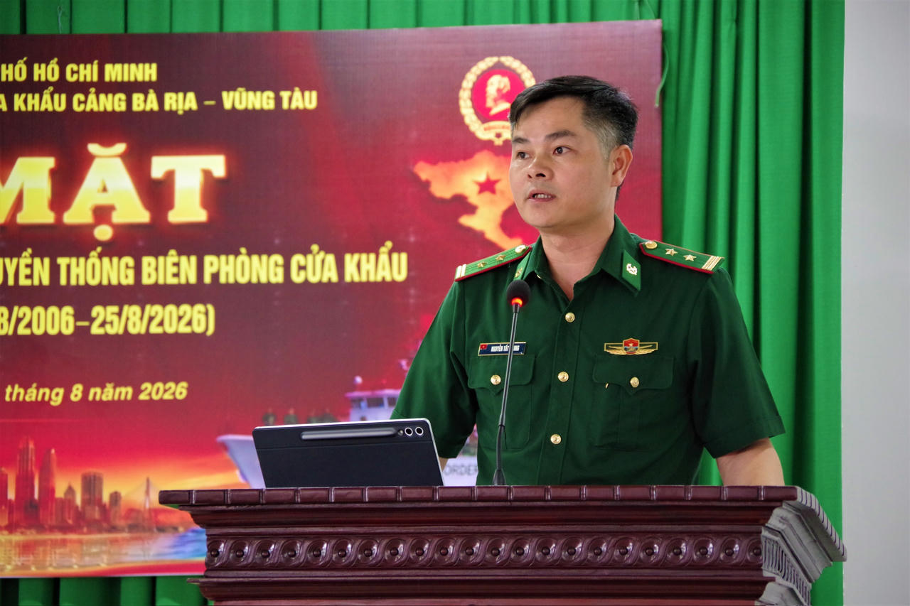 Trung tá Nguyễn Tất Trung, Bí thư Đảng ủy, Chính trị viên Ban Chỉ huy Biên phòng cửa khẩu cảng Bà Rịa - Vũng Tàu thông tin một số tình hình biên giới, biển đảo và ôn lại truyền thống. Ảnh: Quốc Toàn.