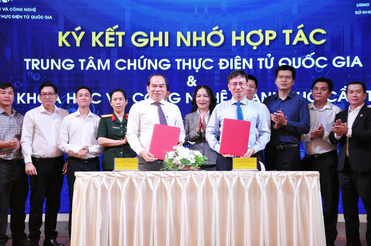 Trung tâm Chứng thực điện tử quốc gia và Sở Khoa học và Công nghệ thành phố Cần Thơ ký kết Biên bản ghi nhớ hợp tác (MOU). Ảnh: BTC