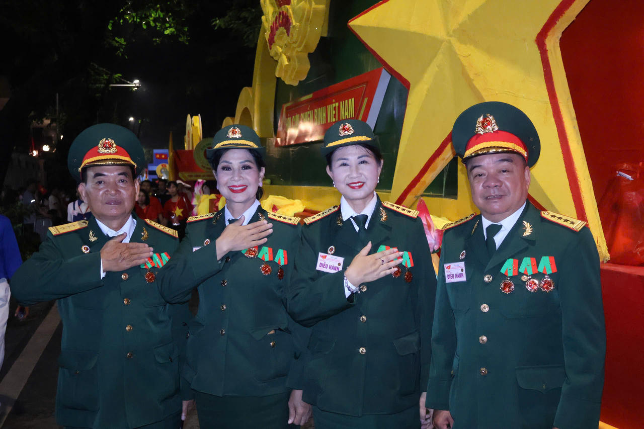 Quân nhân chuyên nghiệp nghỉ hưu trước hạn tuổi sẽ hưởng lương hưu, trợ cấp thế nào?