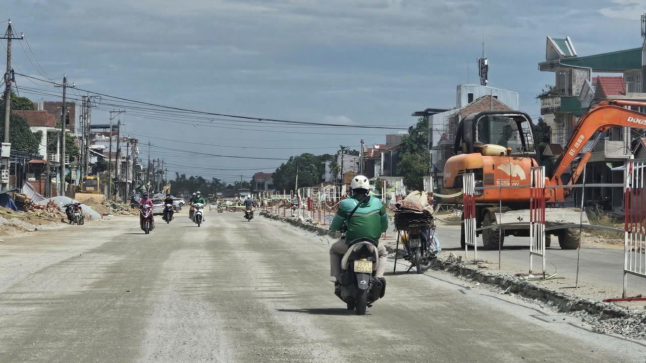 Xử phạt hai nhà thầu do thi công dự án đường cầu vượt sông Hương chậm tiến độ