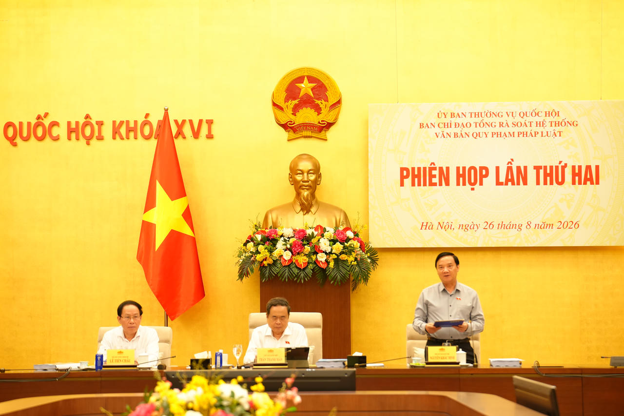Phó Chủ tịch Quốc hội Nguyễn Khắc Định điều hành thảo luận.