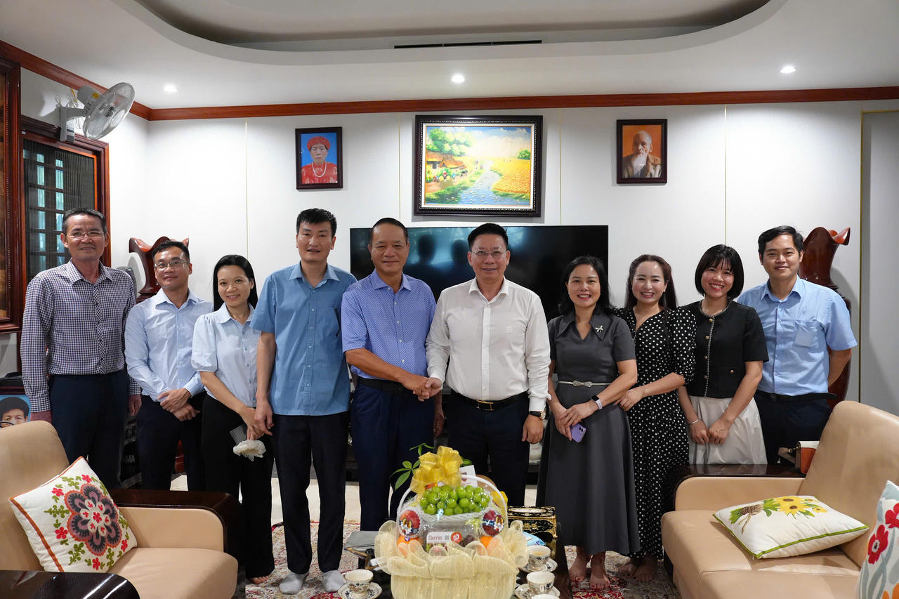Thứ trưởng Nguyễn Thanh Ngọc c&ugrave;ng đo&agrave;n thăm hỏi gia đ&igrave;nh nguy&ecirc;n Thứ trưởng Nguyễn Thu&yacute; Hiền. (Ảnh: H.Giang)