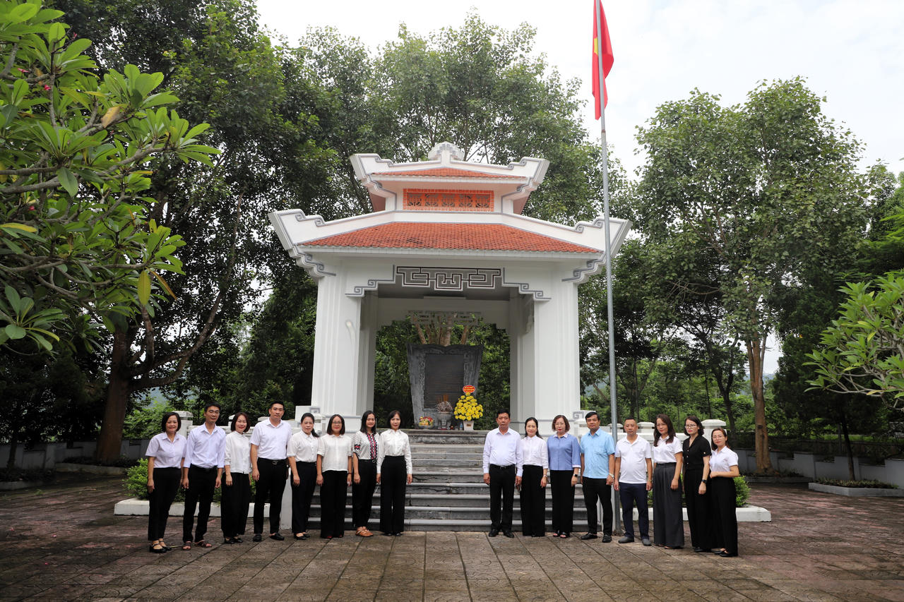 Sở Tư pháp tỉnh Tuyên Quang dâng hương báo công tại đền thờ Chủ tịch Hồ Chí Minh và Khu di tích Bộ Tư pháp
