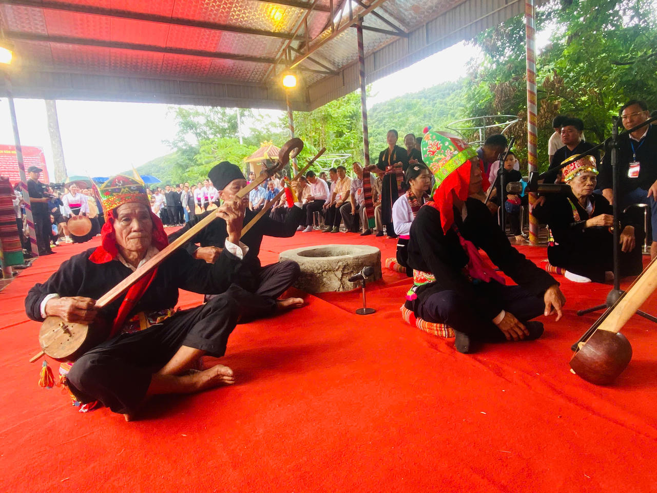 Ngày Tết Xíp xí của người Thái trắng không chỉ là dịp sum họp gia đình mà còn là dịp giao lưu văn hóa văn, văn nghệ (Ảnh: PV).