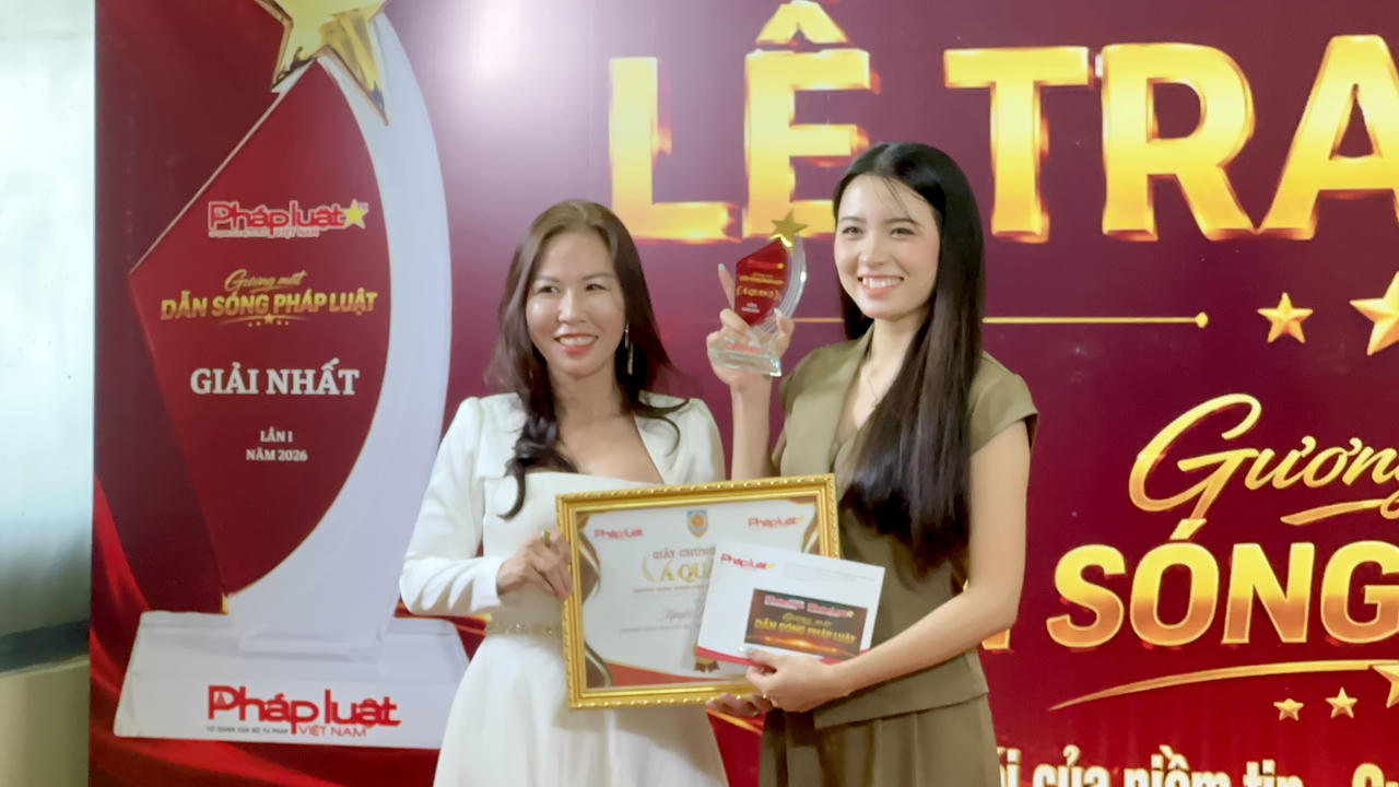 Nhà báo Lê Phạm Hạnh Dung, Tổng Thư ký Video Pháp luật trao danh hiệu Á quân 2 cho thí sinh Nguyễn Hoàng Kim (Ảnh: Ngọc Mai)