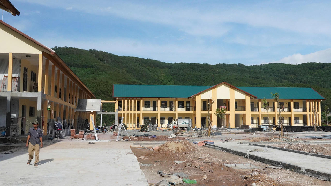 Các hạng mục tại Trường nội trú tiểu học và THCS Dân Hóa đang được khẩn trương hoàn thiện. (Ảnh: Q.V)