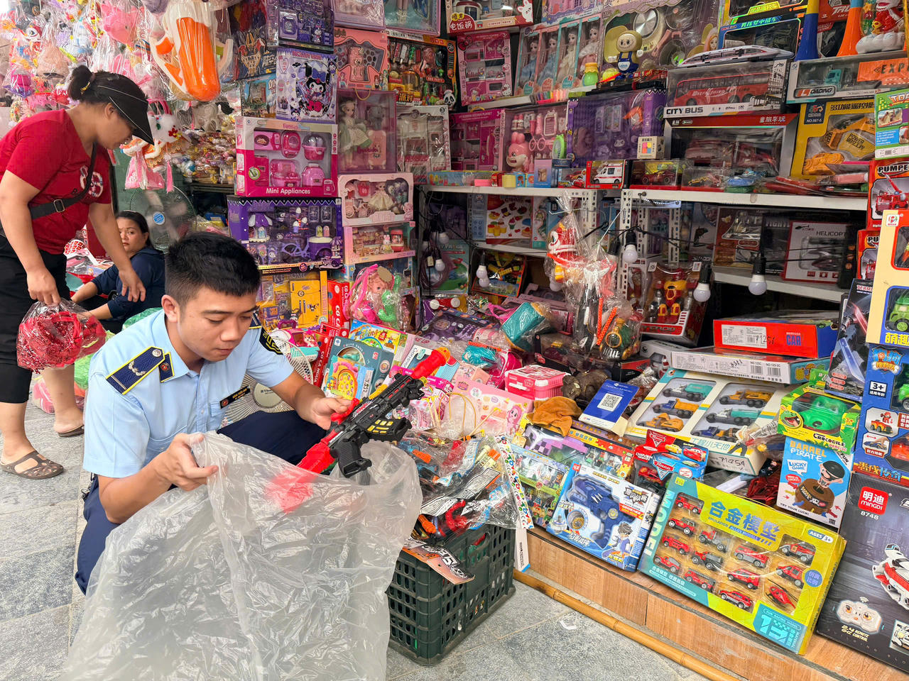 Tiêu hủy gần 1.500 sản phẩm đồ chơi trẻ em, bánh trung thu không rõ nguồn gốc