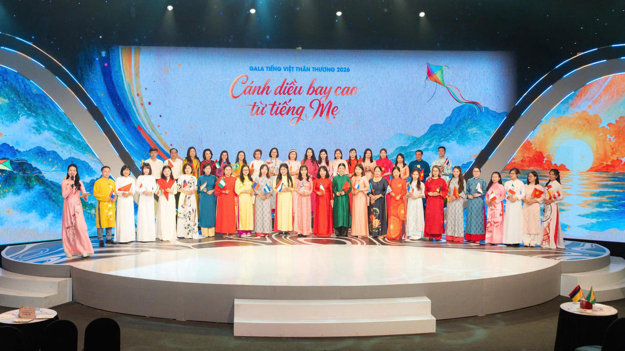 Các Sứ giả tiếng Việt và các đại biểu chụp ảnh kỷ niệm. Ảnh: Ủy ban Nhà nước về người Việt Nam ở nước ngoài 