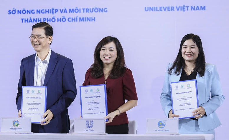 Ông Nguyễn Hồng Nguyên, Phó Giám đốc Sở Nông nghiệp và Môi trường TP. HCM; Bà Nguyễn Thị Ngọc Linh, Phó Chủ tịch Hội liên hiệp phụ nữ TP. HCM&nbsp; và Bà Lê Thị Hồng Nhi ký kết biên bản ghi nhớ