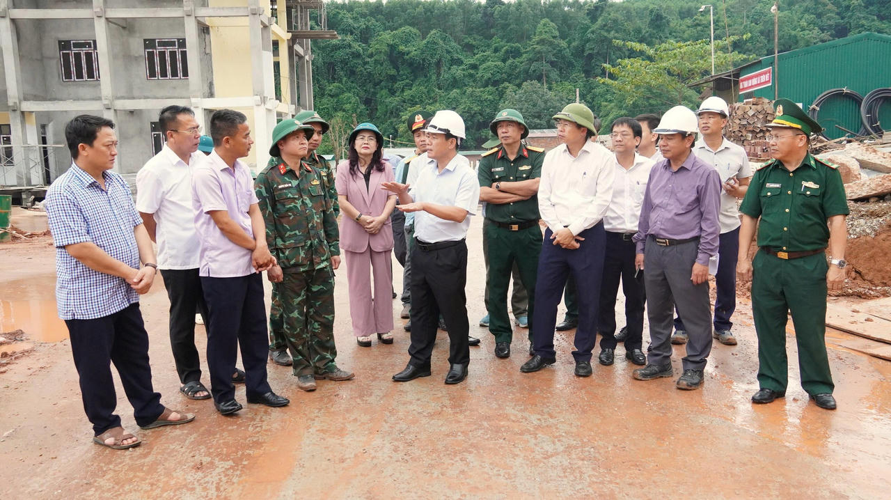 Bí thư Tỉnh ủy Nguyễn Văn Phương trao đổi với các đơn vị liên quan tại công trường. (Ảnh: Q.V)