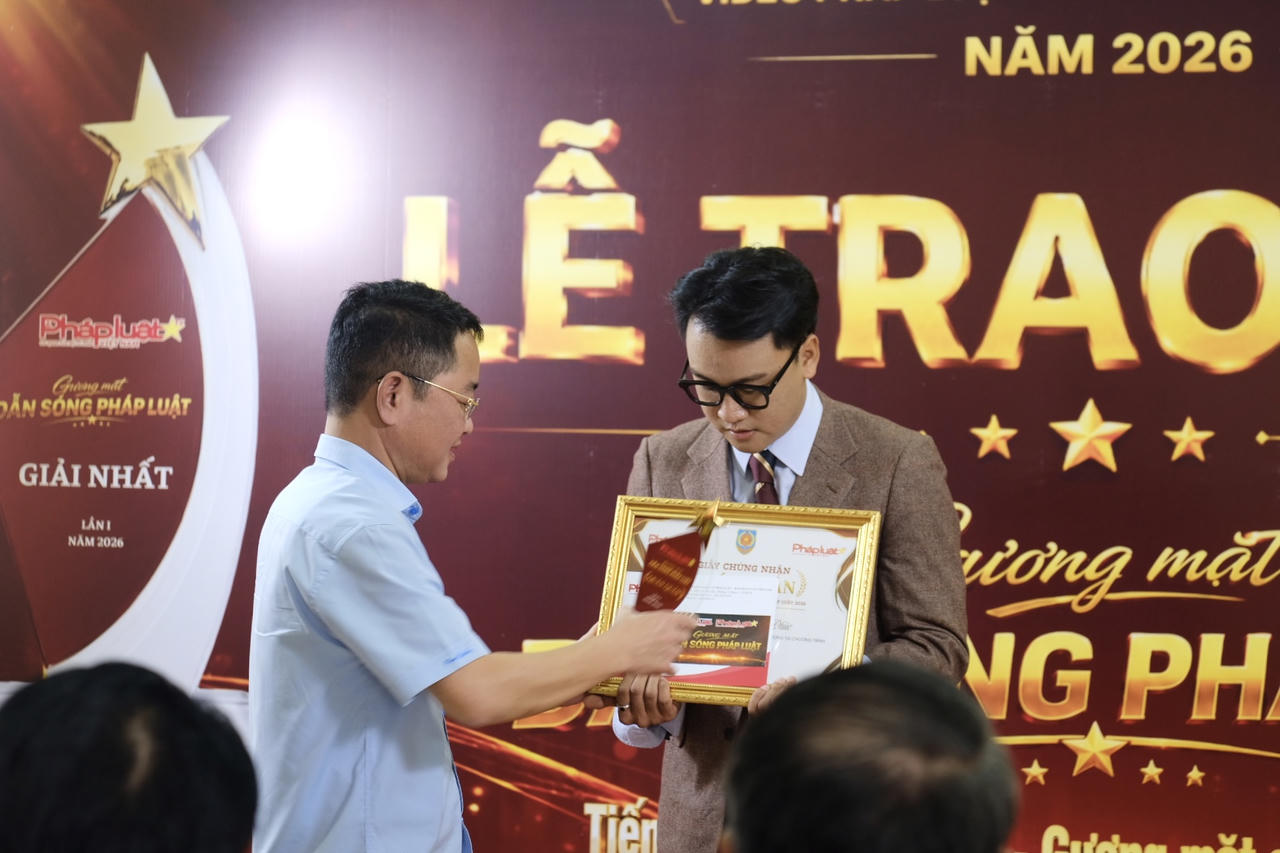 Khoảnh khắc Tiến sĩ Vũ Hoài Nam, Tổng Biên tập Báo Pháp luật Việt Nam trao danh hiệu Quán quân cho thí sinh Nguyễn Huỳnh Thiên Phúc (Ảnh: Ngọc Mai)