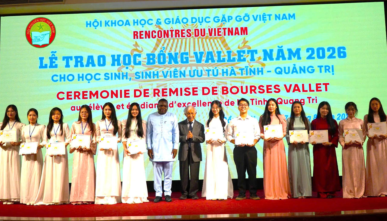Giáo sư Trần Thanh Vân và Tiến sĩ Espéran Padonou trao học bổng Vallet cho các sinh viên ưu tú tỉnh Quảng Trị và Hà Tĩnh. (Ảnh: M.P)