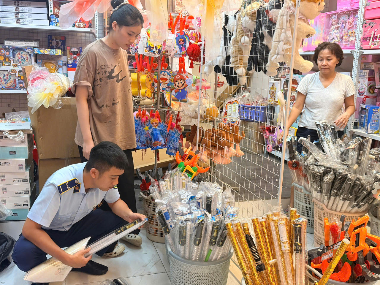 Tiêu hủy gần 1.500 sản phẩm đồ chơi trẻ em, bánh trung thu không rõ nguồn gốc