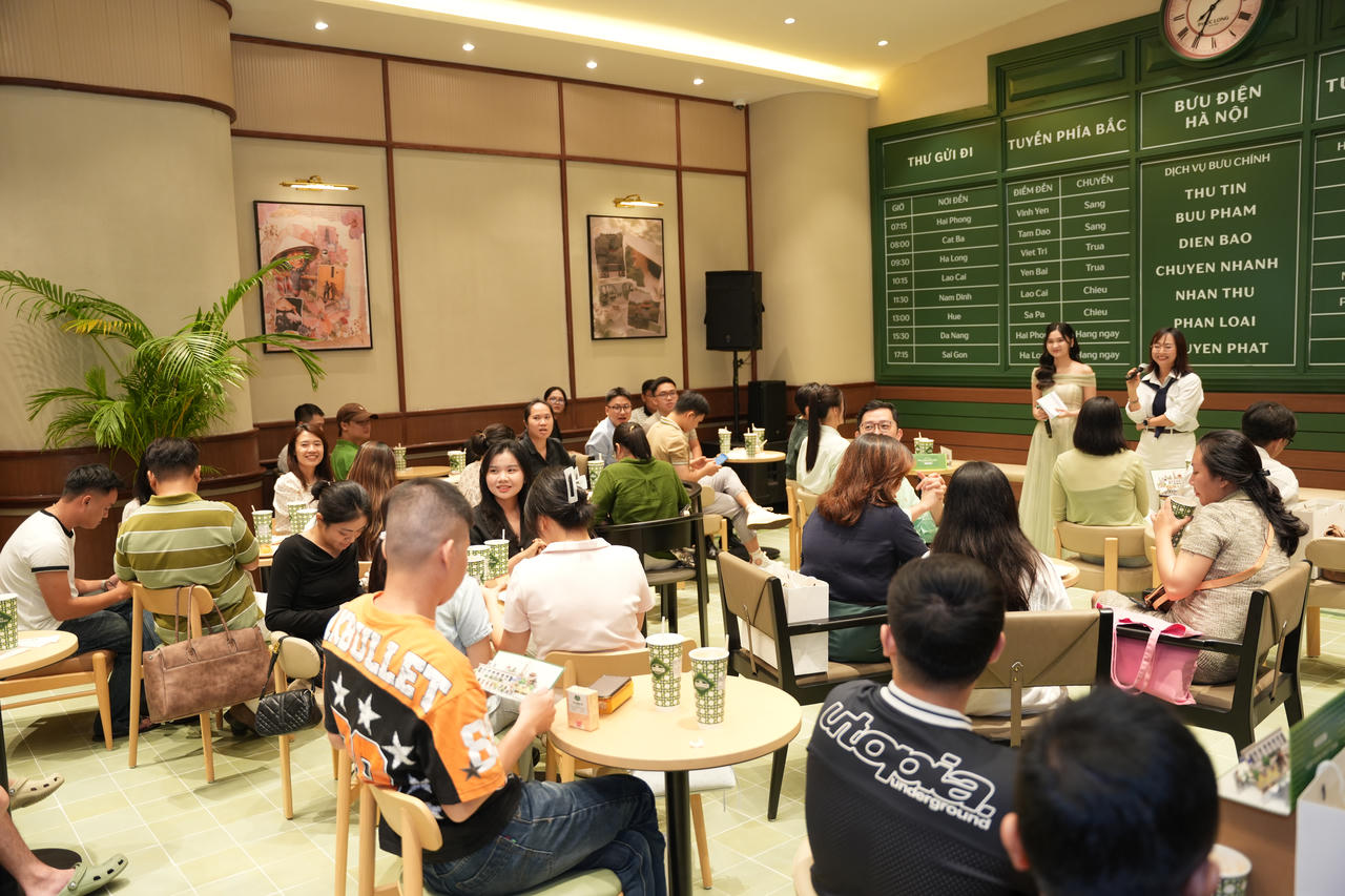 Khách Hàng Thưởng Trà Tại Không Gian Cửa Hàng Mới. Ảnh: PL