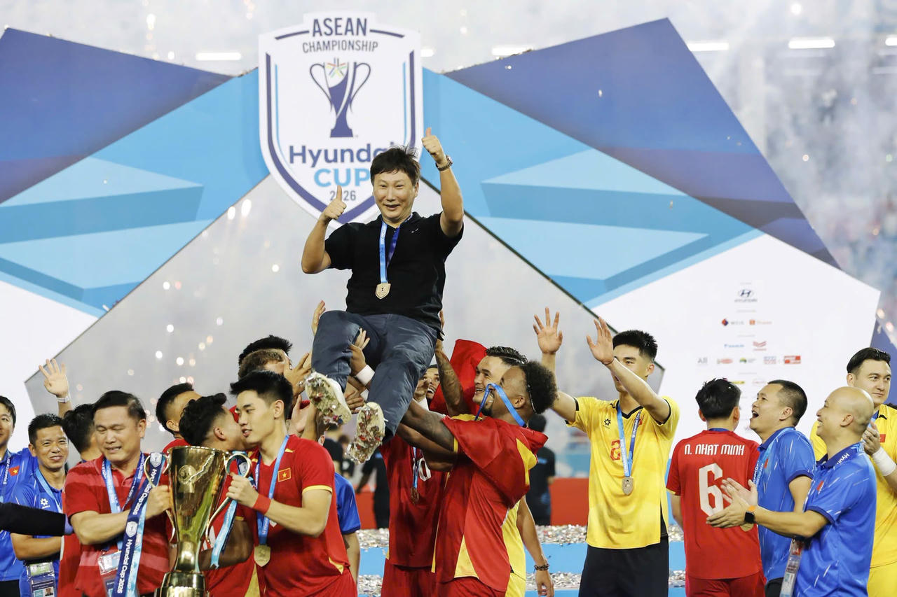 HLV Kim Sang-sik trở thành nhà cầm quân thành công nhất của đội tuyển Việt Nam ở đấu trường khu vực với 2 ngôi vô địch ASEAN Cup. (Ảnh: VFF)