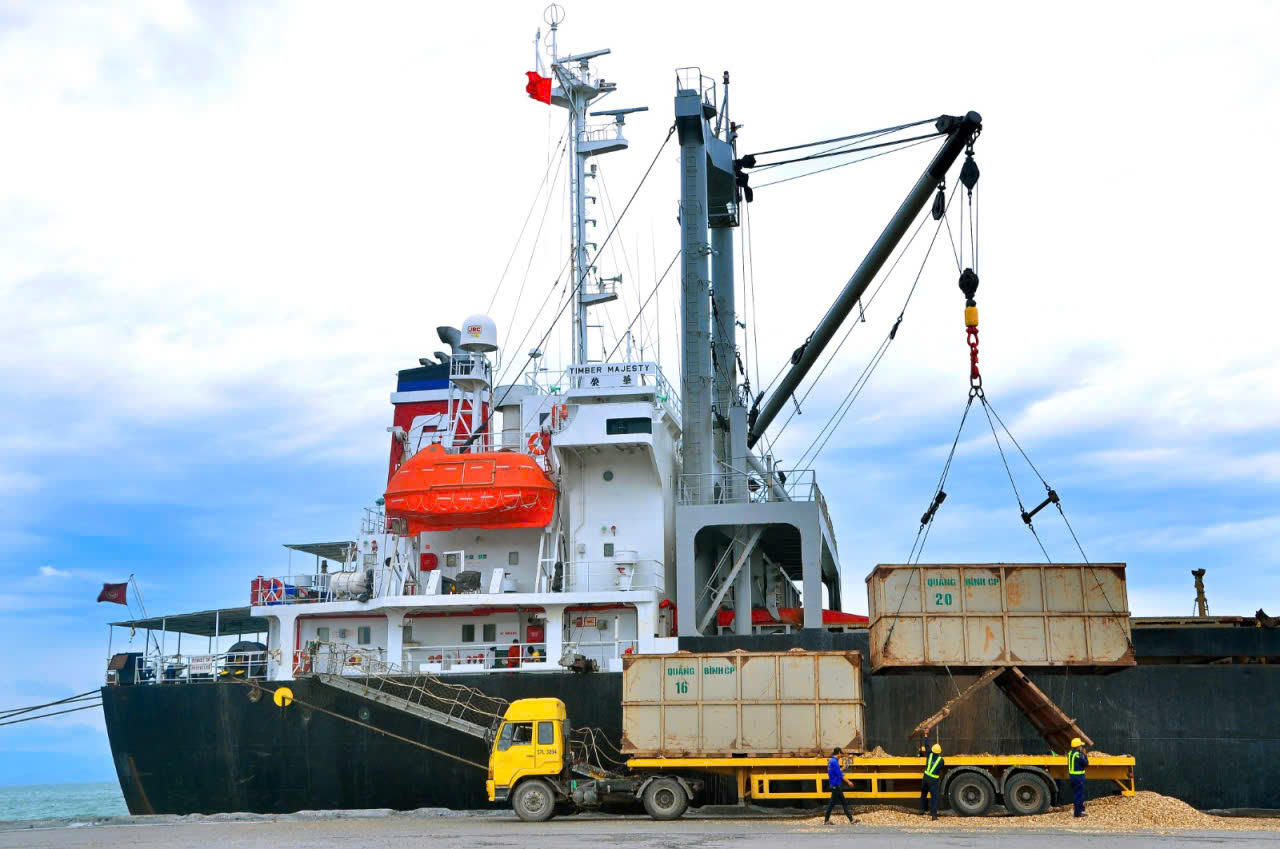 Việc đầu tư Cầu cảng số 2 được kỳ vọng nâng cao năng lực khai thác, tăng khả năng tiếp nhận và vận chuyển hàng hóa qua khu vực cảng Hòn La. (Ảnh: M.P)