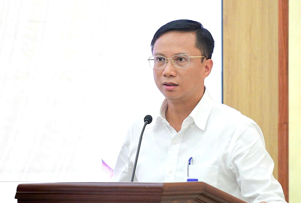 Ông Bùi Văn Khiết, Phó Giám đốc Sở giáo dục và Đào tạo tỉnh Ninh Bình phát biểu tại hội nghị (ảnh: Thành Trung).