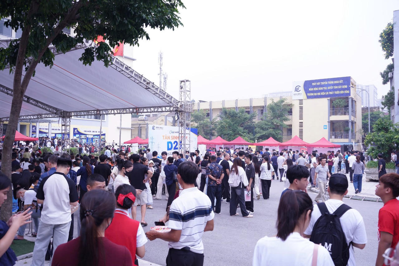 Không khí rộn ràng chào đón Tân sinh viên D21 nhập học tại Cơ sở 3, 126 Phố Xốm, phường Phú Lương, thành phố Hà Nội.